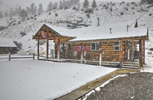 Creede House | Cozy Log Cabin Escape In the Heart of Creede!