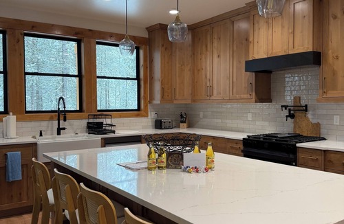 Cascade House | Cozy modern 4-bedroom house with AC perfect for relaxing stays