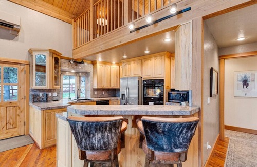 Darby Cabin | Cozy Mountain Cabin Close to Town