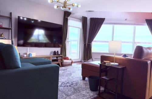 Observation Hill House | Cozy Panoramic Lake and Lift Bridge Views