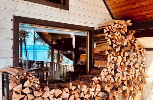 Cascade Cabin | Cozy, Rustic 4-bedroom Lake-view Cabin in the Woods