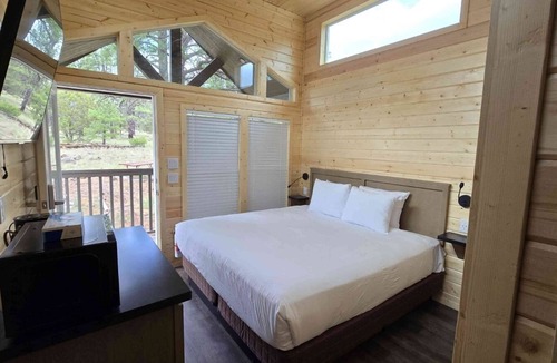 Page Cabin | Cozy Tiny Home King Room #14A