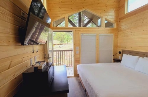 Page Cabin | Cozy Tiny Home King Room #23B