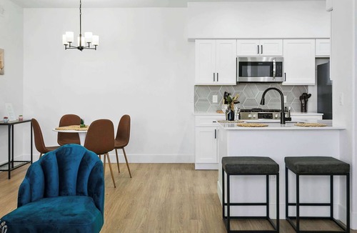 Glendale Sports and Entertainment District Apartment | CozySuites Glendale by the stadium with pool 05