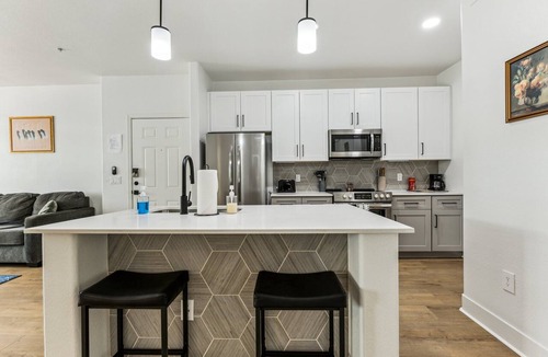 Glendale Sports and Entertainment District Apartment | CozySuites Glendale - Westgate with pool! 02