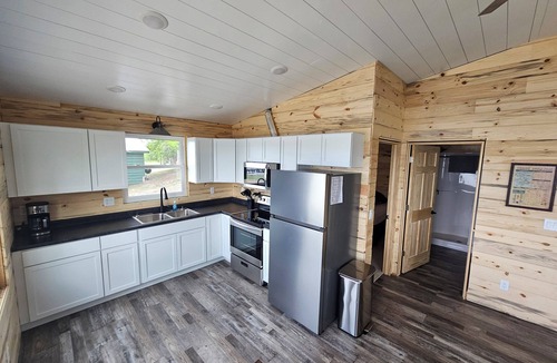 Nevis Cabin | Crow Crest Lodge Resort #6 Waters Edge, Stunning Sunsets, Family Getaway