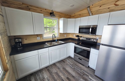 Nevis Cabin | Crow Crest Lodge Resort #6 Waters Edge, Stunning Sunsets, Family Getaway