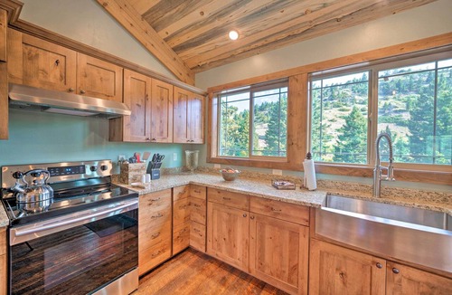 Livingston Apartment | Custom Livingston Apt w/Balcony + Mountain Views!