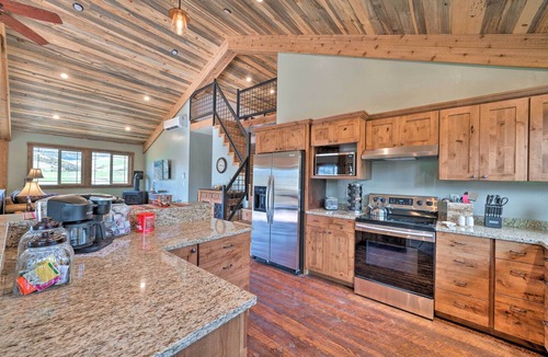 Livingston Apartment | Custom Livingston Apt w/Balcony + Mountain Views!