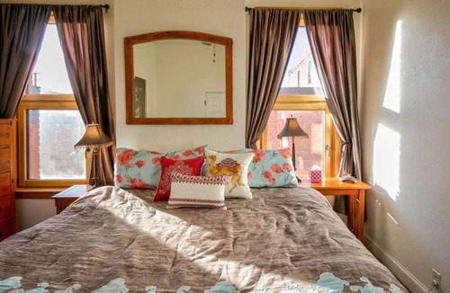 Downtown Bozeman Condo | Cute flat in Downtown Bozeman w/high ceilings & great location - Smart and Sassy on Main Street!