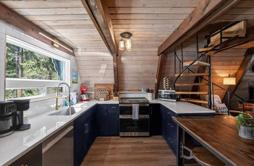 Donnelly Cabin | Cute, Pet Friendly Cabin with Hot Tub