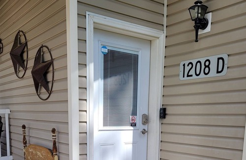 Superior Apartment | D-Cozy downstairs 2 bdrm/1ba apartment