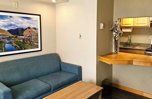 Heart of Missoula Hotel | Days Inn and Suites by Wyndham Downtown Missoula-University