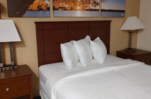 Fargo Hotel | Days Inn & Suites by Wyndham Fargo 19th Ave/Airport Dome