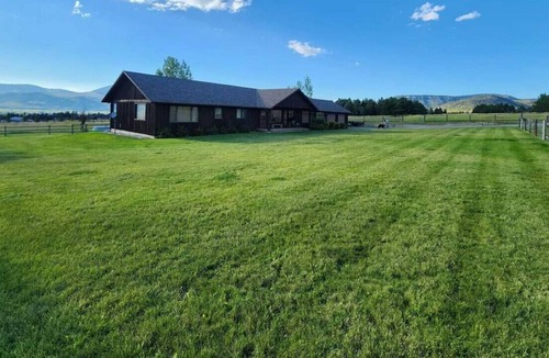 Livingston House | Deep Creek Bench · Luxury Vacation Home, views and wildlife!