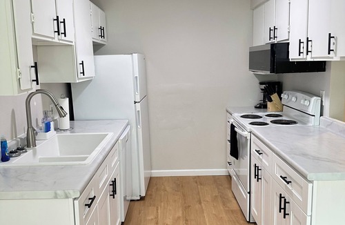 St. Cloud Apartment | Delightful 3-bedroom apartment near SCSU with Wifi & AC in St. Cloud.