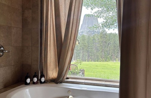 Devils Tower Bed & Breakfast | Devils Tower Lodge (Bed and Breakfast)