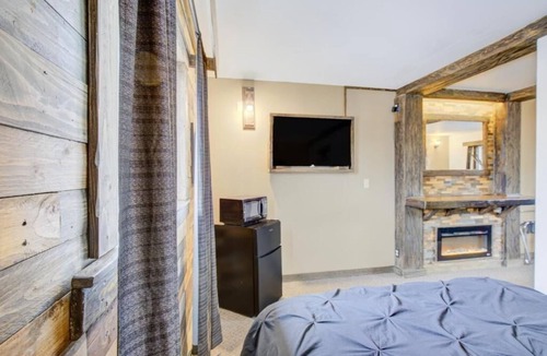 Chamberlain Hotel | Discover Missouri – 4 Comfortable Rooms for Your Stay, Perfect for Big Groups!
