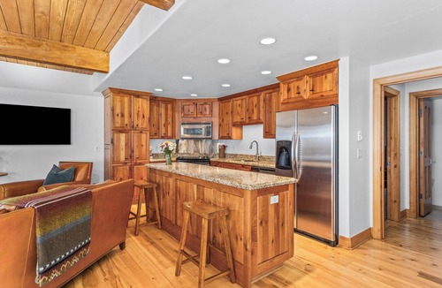 Aspen Condo | Downtown Aspen Riverfront 3BR Luxury Duplex, Pool, Hot Tub, Gym, Walk to Gondola