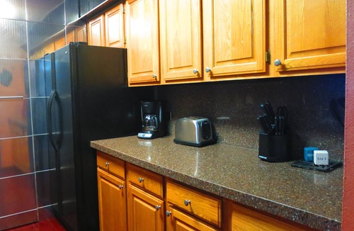 Downtown Denver Apartment | Downtown Denver Luxe Condo – Balcony, Mountain Views & Pool