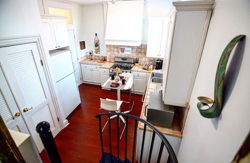 Downtown Memphis House | Downtown Memphis Queen's Library with balcony Apt 201