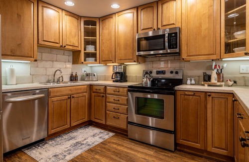 Powell House | Downtown Powell Place- Walk to Downtown, large corner lot