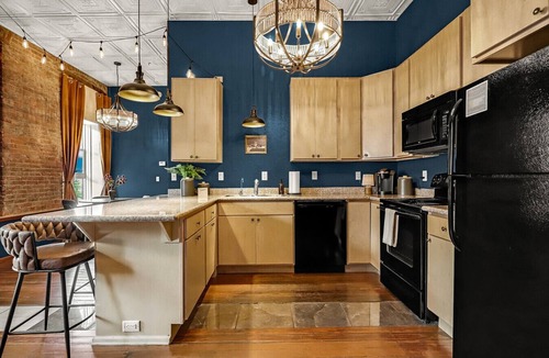 Great Falls Apartment | Downtown View|In Unit Laundry|Parking|King Bed