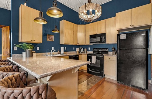 Great Falls Apartment | Downtown View|In Unit Laundry|Parking|King Bed