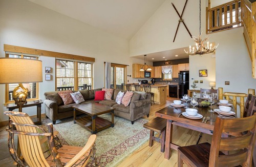 Rendezvous House | Downtown WP Cabin 120 I Private Hot Tub I Great Views I Bunk Room I Discounted Attractions