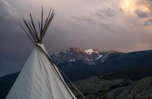 Gardiner Hotel | Dreamcatcher Tipi Hotel