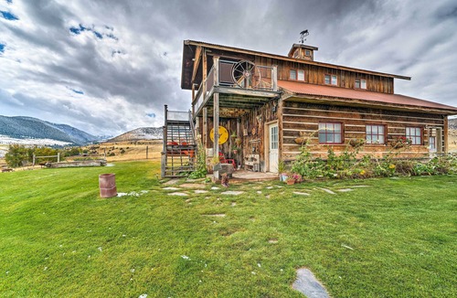 Shining Mountains Apartment | 'dreamswest' Ennis Studio w/Deck & Stunning Views