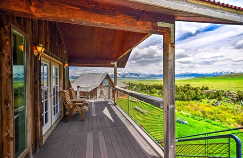 Shining Mountains Apartment | 'dreamswest' Ennis Studio w/Deck & Stunning Views