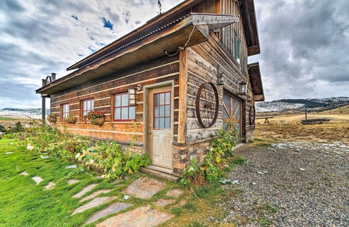 Shining Mountains Apartment | 'dreamswest' Ennis Studio w/Deck & Stunning Views