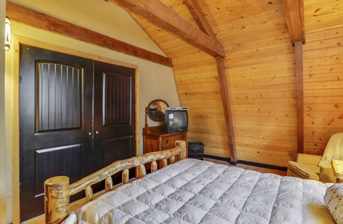 Duck Creek Village Cabin | Eagle Crest Cabin 3 bedroom / 2 bath (Sleeps 10)