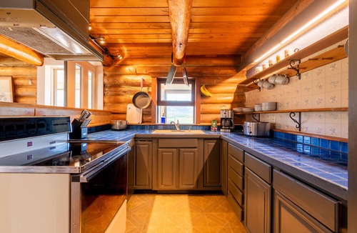Star Cabin | East Glacier Cabin w/Stunning Views of the Rockies! 30 min from 2 GNP entrances