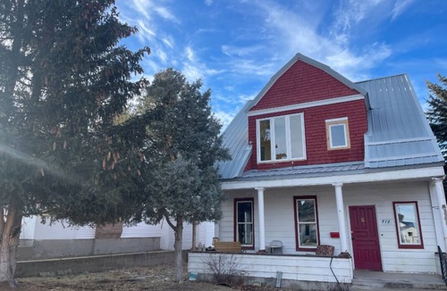 Anaconda House | Elegance Redefined - A Classic Victorian Home with Modern Amenities