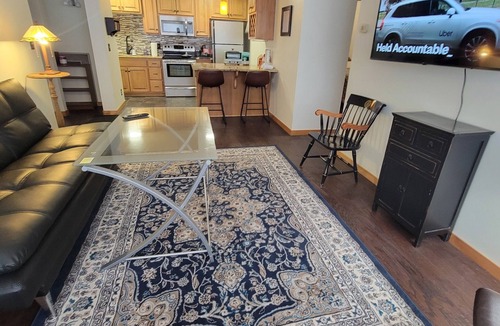 Downtown Minneapolis Condo | Elegant 2BR Retreat, Walk to Downtown. Premium Comfort. Few Minutes to Downtown.