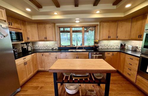 McAllister House | Elegant Vacation Home with Aspen Grove & Mountain Views near Ennis Lake in McAllister, Montana