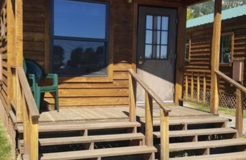 West Yellowstone Cabin | Elk Haven Camping (Cabin 10)
