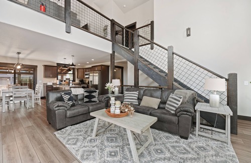 Lead House | Embers Gulch 2, Hot tub, wifi, paved roads, garage access, brand new duplex