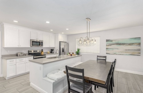 Trail West House | Endless Elegance-Mins 2 Old Town-Large Groups