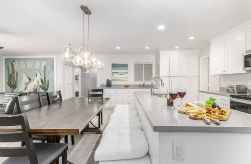 Trail West House | Endless Elegance-Mins 2 Old Town-Large Groups
