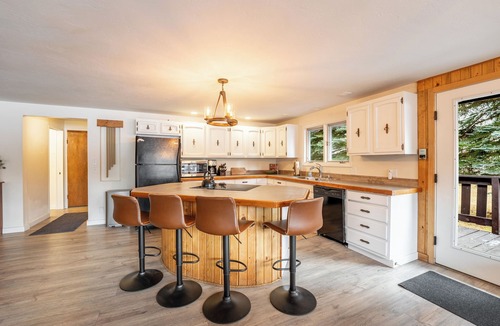Red Lodge Cabin | Enjoy a peaceful retreat and a fisherman's dream on Rock Creek!