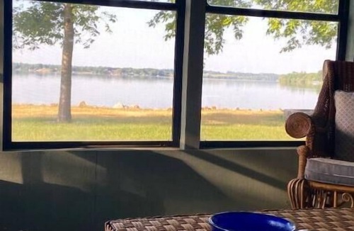 Verdi Cottage | Escape to this peaceful lakefront getaway on Lake Hendricks