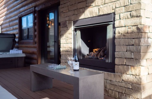 Estes Park Cabin | Estes Escape – Jacuzzi, Indoor/Outdoor Fireplace and BBQ Grill