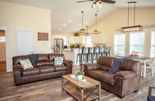 Livingston House | Evergreen Lane Getaway · River Views and Front Porch Sitting in Paradise