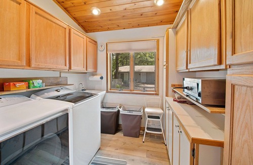 Markville Cabin | Executive Lake Home on Premier Lake w Game Room & Sauna–Ultimate Retreat Awaits!
