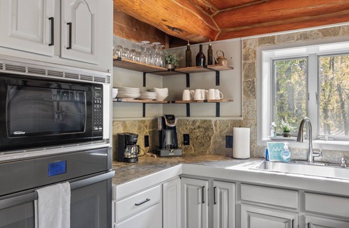 Roberts Cabin | Experience extraordinary peace, privacy, & luxury at Keebler Ranch. Gorgeous Modern log cabin!