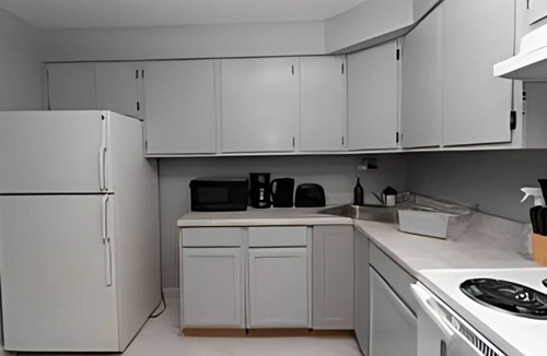 West Ridge Apartment | Explore Northside from Modern Studio Apartment near Dining and Shops + Laundry