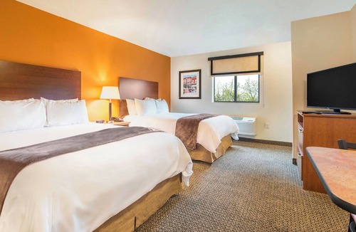 Loveland Hotel | Explore the Rockies in a Cozy Room w/Nearby Trails + Pet-Friendly Accommodation